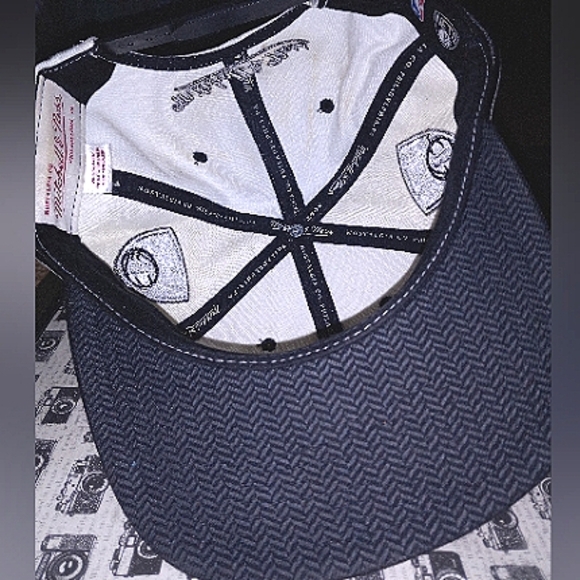 🔥🏀 Brooklyn Nets - Mitchell & Ness - White/Black Adjustable Fit Hat 🏀🔥 - Picture 3 of 3